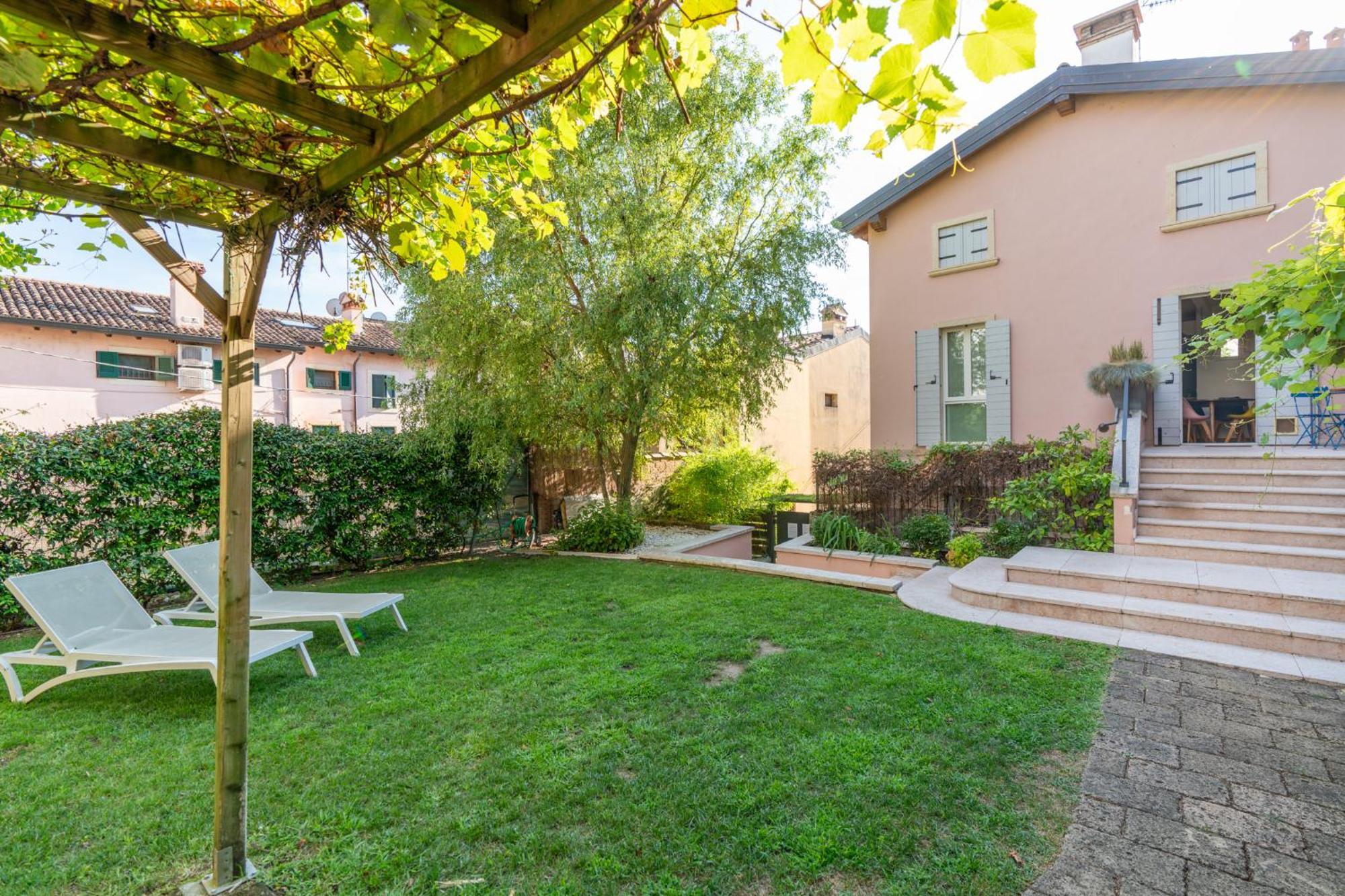 Corte Angelini By Postcardsfrom Castelnuovo del Garda Exterior photo